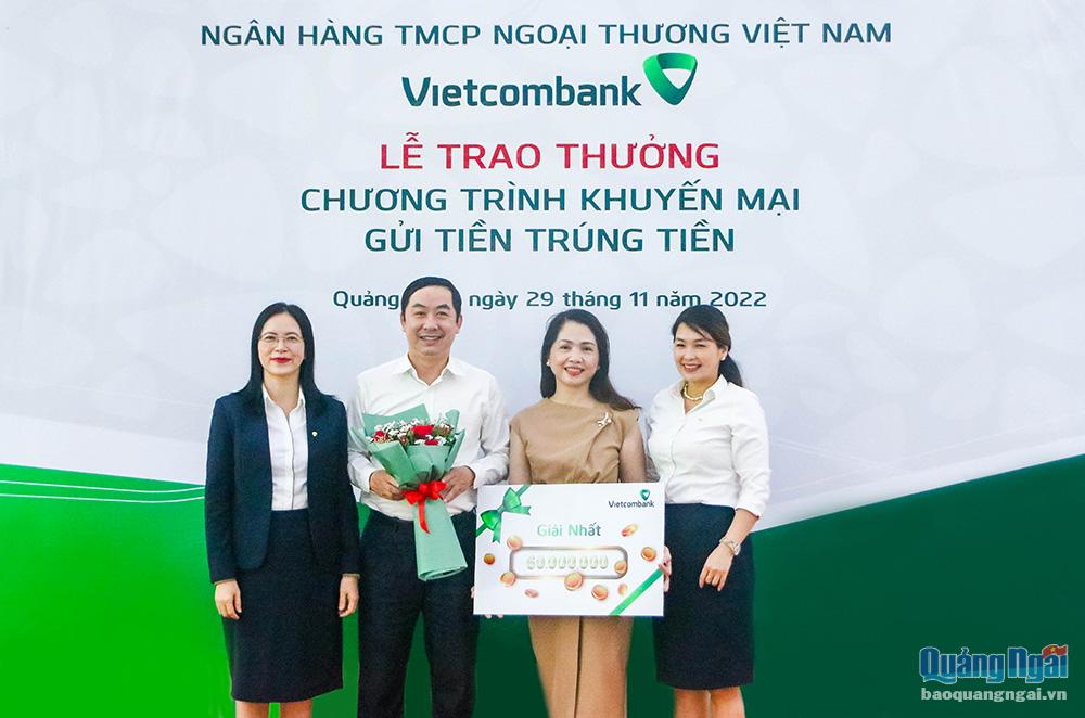 Vietcombank Quảng Ngãi: Trao thưởng chương trình Gửi tiền trúng tiền