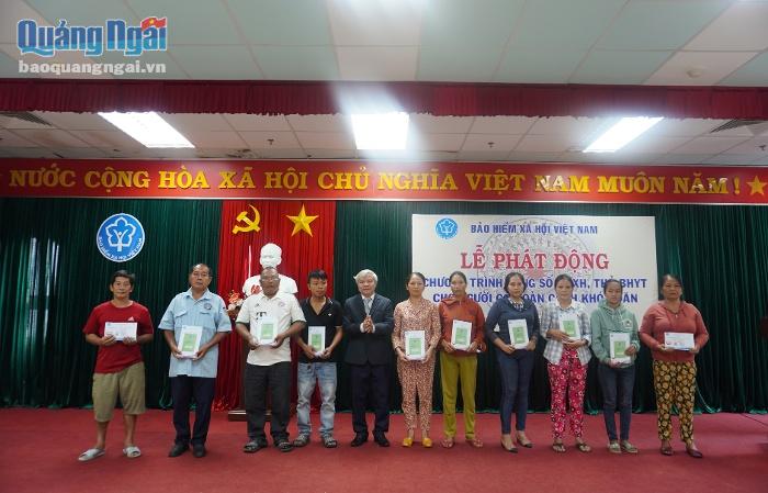 Giám đốc BHXH tỉnh Tiêu Sinh trao tặng sổ BHXH cho các hộ dân.