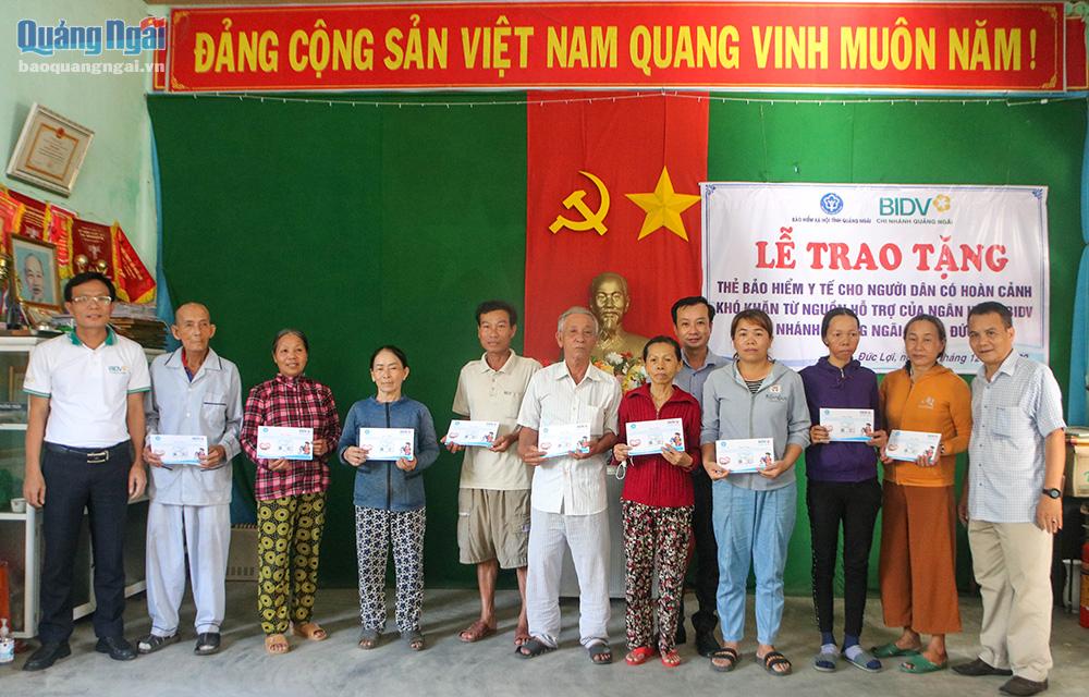 Những tấm thẻ BHYT đến với người khó khăn giúp họ giảm phần nào gánh nặng chi phí khi không may bị đau ốm.