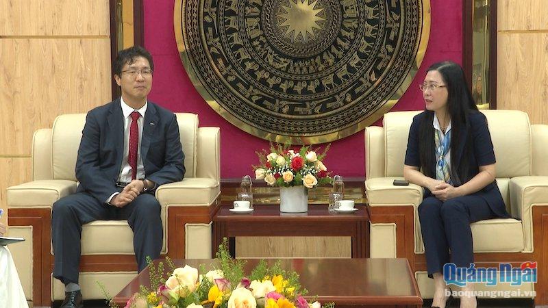 Ủy viên Trung ương Đảng, Bí thư Tỉnh ủy, Chủ tịch HĐND tỉnh Bùi Thị Quỳnh Vân tiếp Tổng Giám đốc Công ty Doosan Vina Kim Hyo Tae.