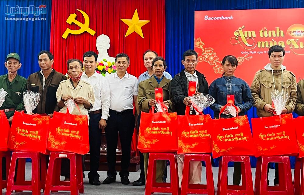 Sacombank Quảng Ngãi tặng quà Tết cho người có hoàn cảnh khó khăn ở huyện Ba Tơ.