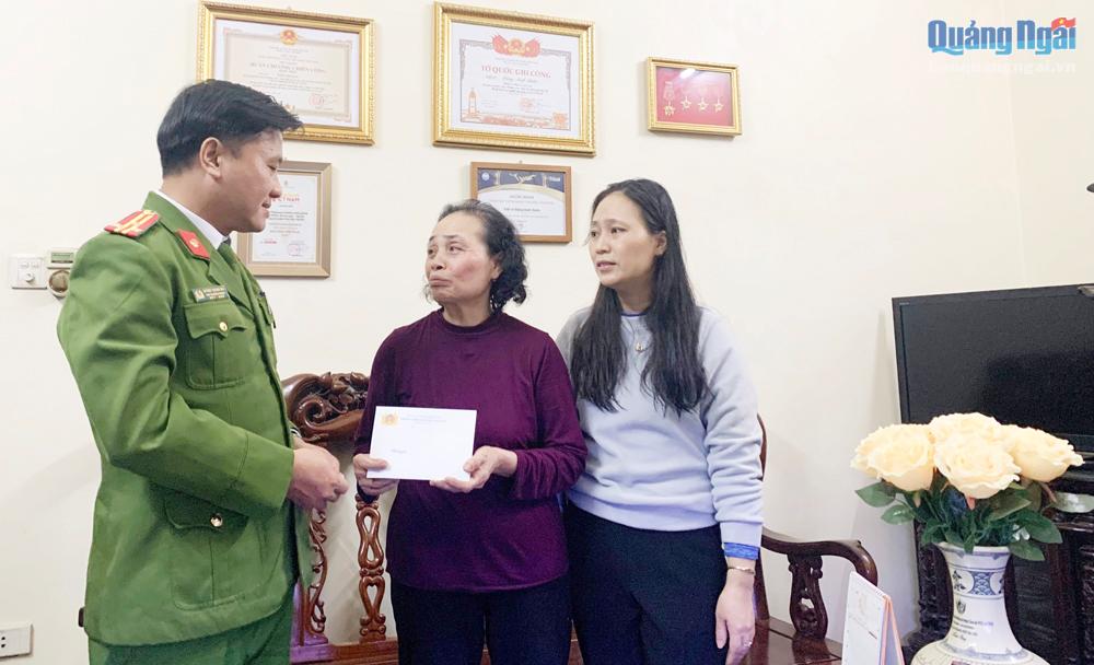 Lãnh đạo Phòng Cảnh sát PCCC và CNCH (Công an tỉnh) thăm, tặng quà gia đình liệt sĩ Đặng Anh Quân (phố Chùa Láng, TP.Hà Nội).