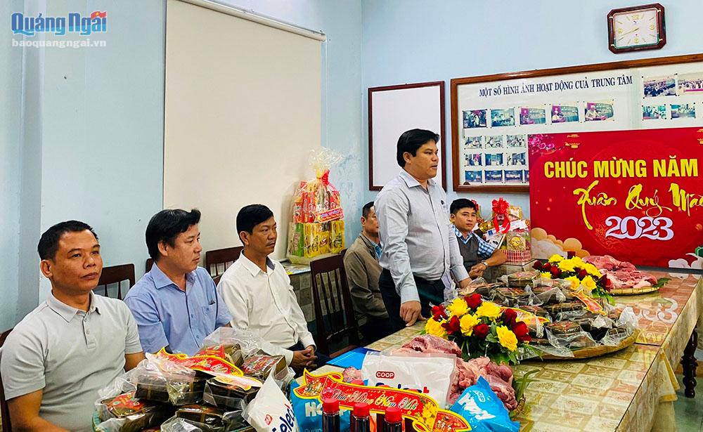 Phó Chủ tịch UBND tỉnh Trần Phước Hiền gửi lời chúc Tết đến cán bộ, nhân viên và các đối tượng đang được chăm sóc tại Trung tâm Công tác xã hội tỉnh.
