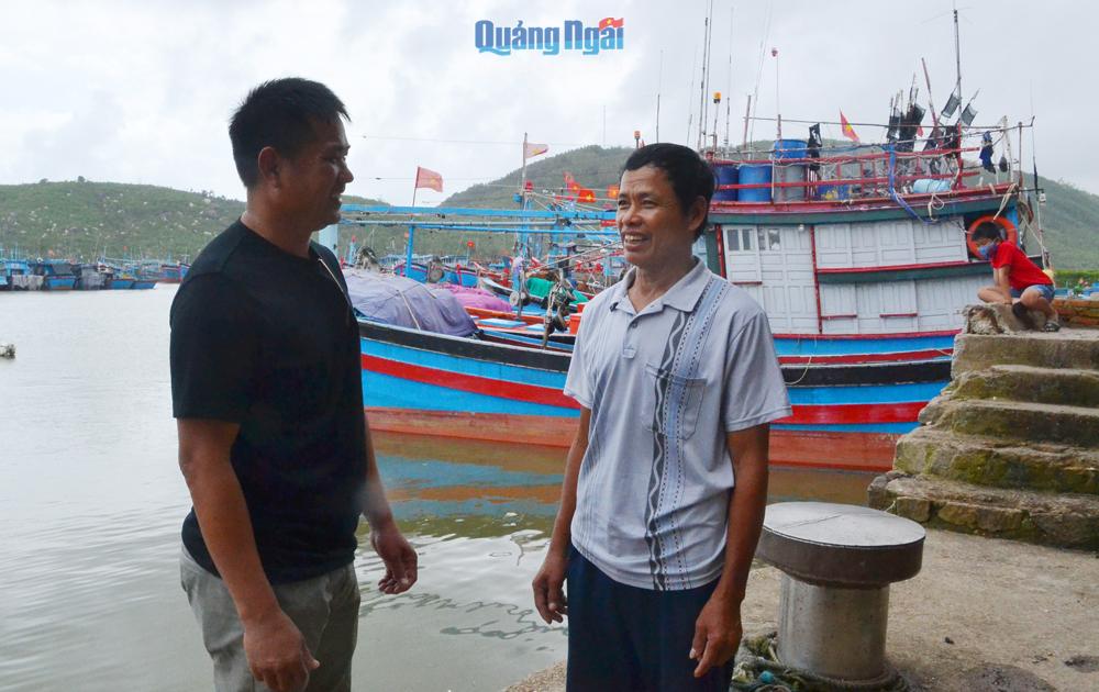 Phó Chủ tịch Nghiệp đoàn nghề cá phường Phổ Quang (TX.Đức Phổ) Võ Xuân Cẩm (bên phải) tuyên truyền đến ngư dân địa phương về lợi ích của việc đặt thùng rác trên tàu.                             Ảnh: Ý THU