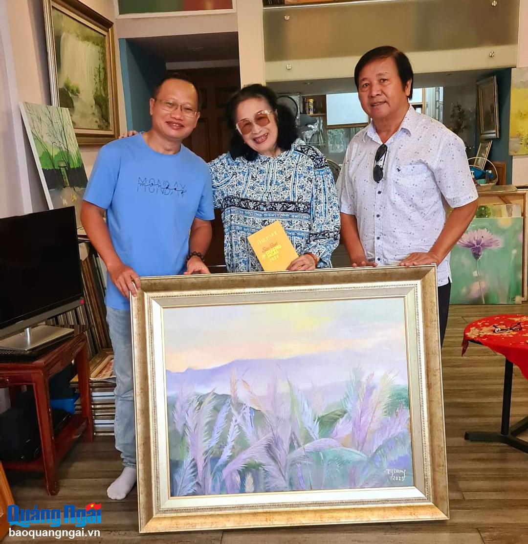 Nghệ sĩ nhân dân Trà Giang ủng hộ bức tranh sơn dầu đấu giá gây quỹ thiện nguyện