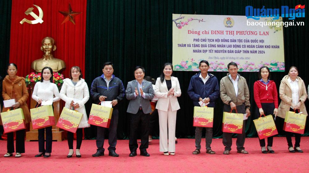 Phó Chủ tịch Hội đồng Dân tộc của Quốc hội Đinh Thị Phương Lan: Tặng quà Tết cho đoàn viên công đoàn