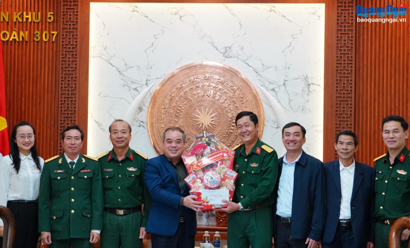 Phó Chủ tịch Thường trực UBND tỉnh Trần Hoàng Tuấn thăm, chúc Tết Sư đoàn 307 và tặng quà nạn nhân chất độc da cam