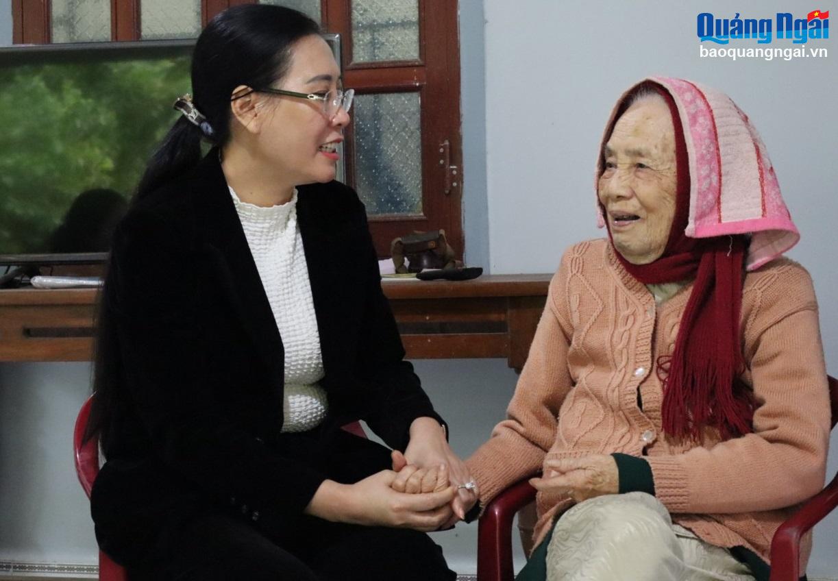 Bí thư Tỉnh ủy Bùi Thị Quỳnh Vân thăm, tặng quà Tết cho Mẹ Việt Nam Anh hùng