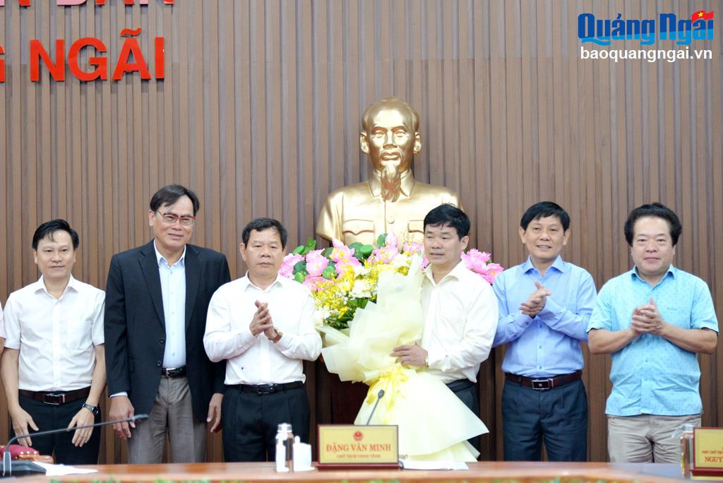 Chủ tịch UBND tỉnh Đặng Văn Minh làm việc với ngành y tế