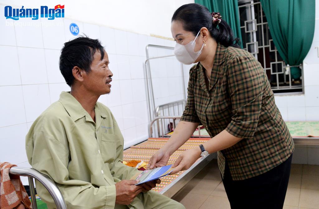 Phó Bí thư Tỉnh ủy Đinh Thị Hồng Minh thăm, tặng quà các ngư dân gặp nạn trên biển