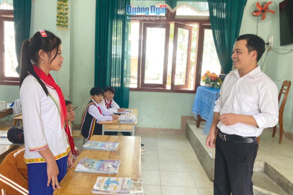 Thầy giáo Hồ Xuân Bằng, Phó Hiệu trưởng Trường Phổ thông Dân tộc nội trú THCS Tây Trà (Trà Bồng) là thầy giáo đầu tiên của làng Trà Niu, xã Trà Phong, nơi anh sinh ra. ẢNH: ÁI KIỀU