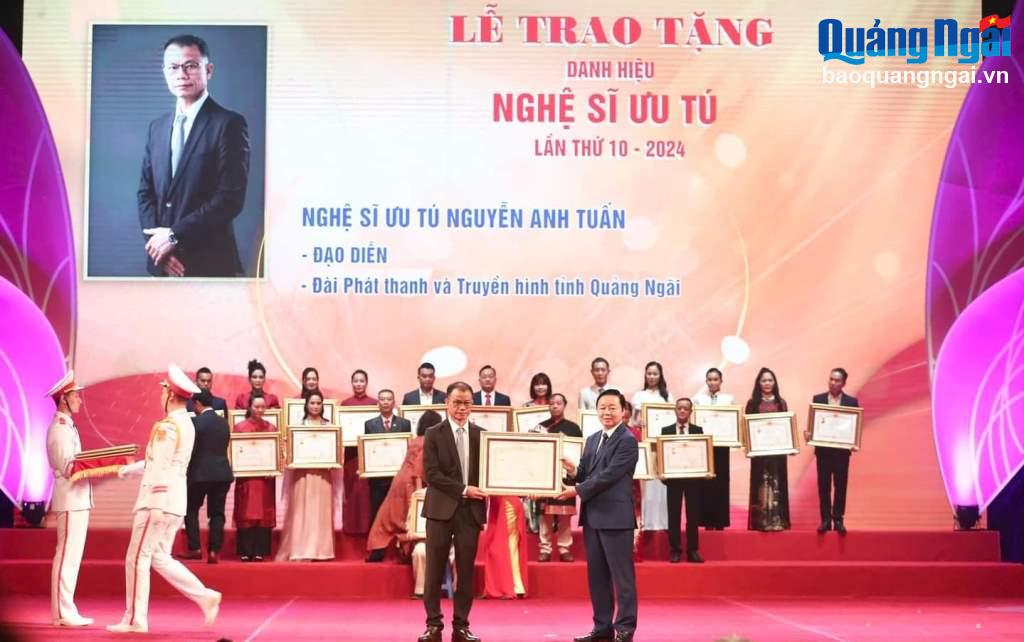 Phó Giám đốc Đài PT&TH tỉnh Nguyễn Anh Tuấn được trao tặng danh hiệu Nghệ sĩ ưu tú