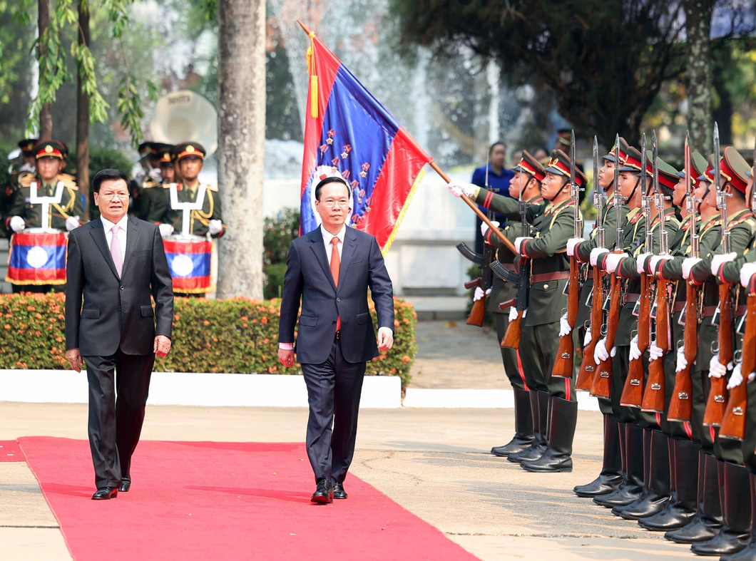 Chủ tịch nước Võ Văn Thưởng và Tổng Bí thư, Chủ tịch nước Lào Thongloun Sisoulith duyệt đội danh dự.