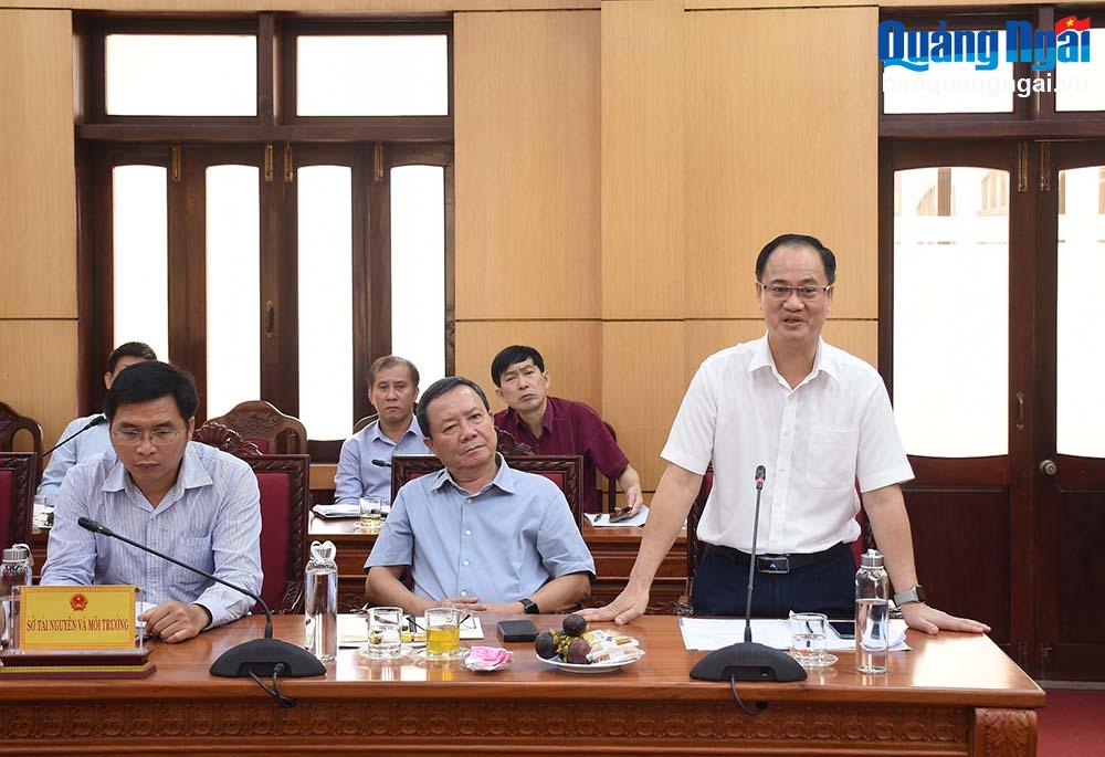 Quyền Giám đốc Sở Tài nguyên và Môi trường Nguyễn Đức Trung phát biểu tại cuộc họp.