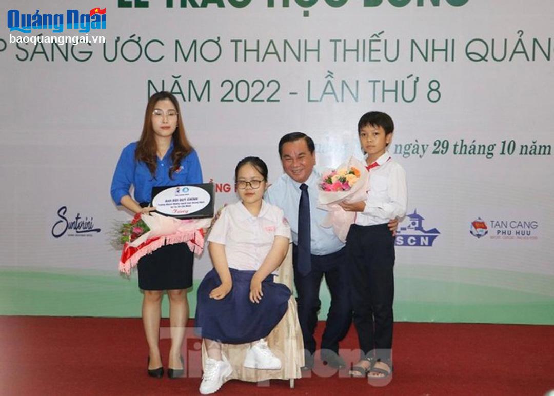 Ông Bùi Duy Chính trao học bổng Thắp sáng ước mơ cho thanh thiếu nhi Quảng Ngãi năm 2022.