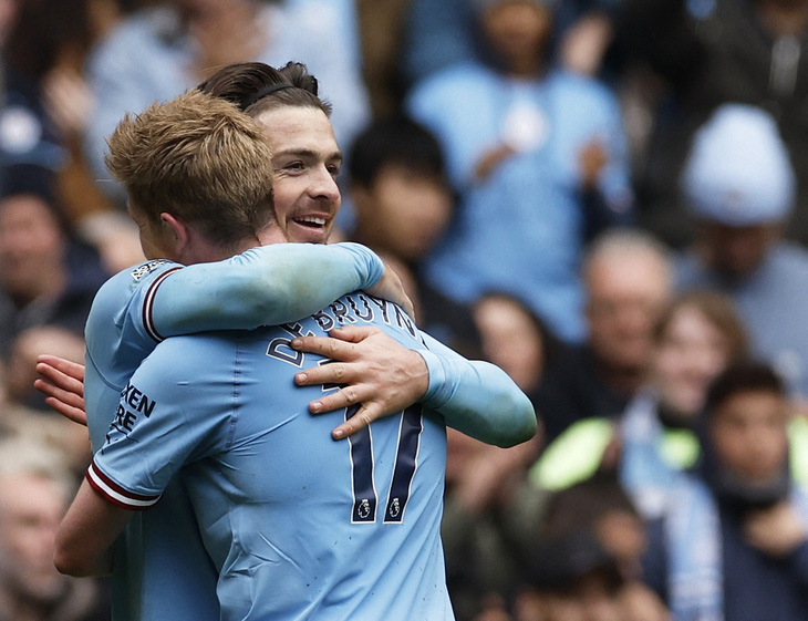 Niềm vui của các cầu thủ Man City sau khi ghi bàn vào lưới Liverpool - Ảnh: REUTERS