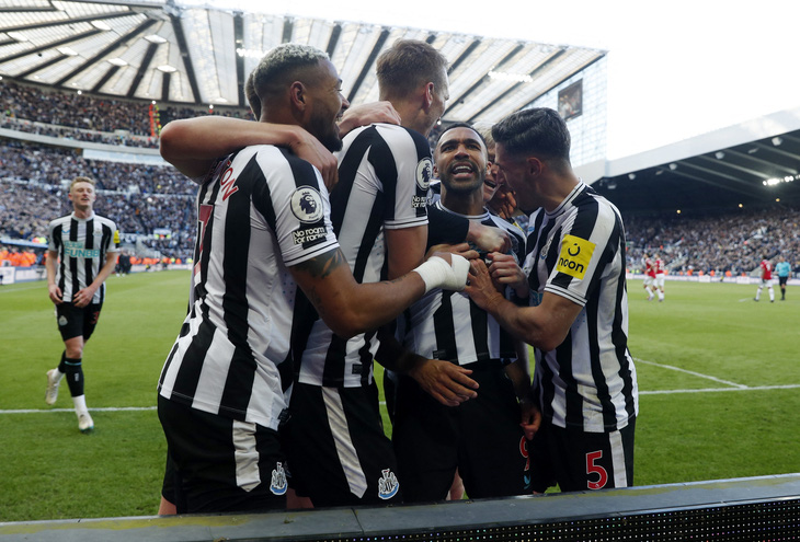 Niềm vui của các cầu thủ Newcastle sau khi ghi bàn vào lưới Man United - Ảnh: REUTERS