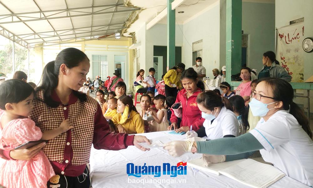 Đoàn công tác do bác sĩ Mai Văn Bắc làm trưởng Đoàn, dến khảo sát, khám phát hiện có trên 100 trường hợp mắc bệnh ghẻ tại xã Trà Thanh, huyện Trà Bồng tỉnh Quảng Ngãi.