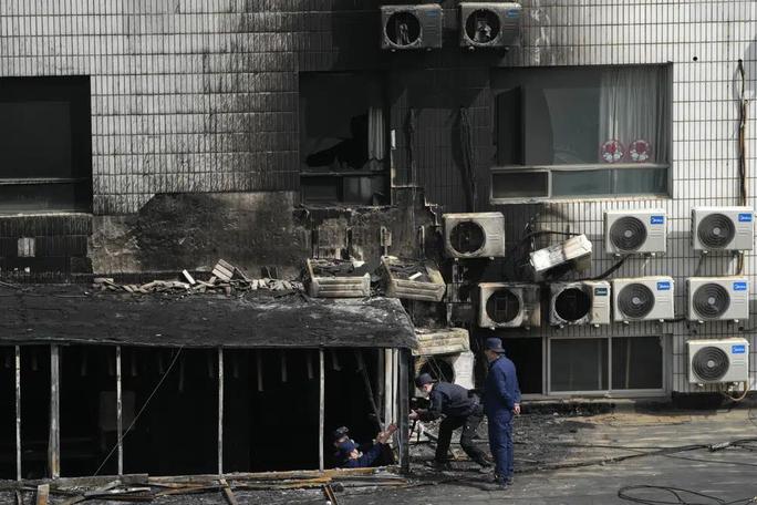 Hiện trường cháy bệnh viện ở quận Phong Đài, Bắc Kinh - Ảnh: AP

