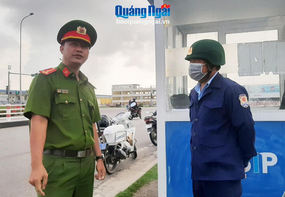 Công an xã Tịnh Phong (Sơn Tịnh) trao đổi với lực lượng bảo vệ KCN VSIP Quảng Ngãi về tình hình an ninh trật tự trên địa bàn.                        Ảnh: Bá Sơn

