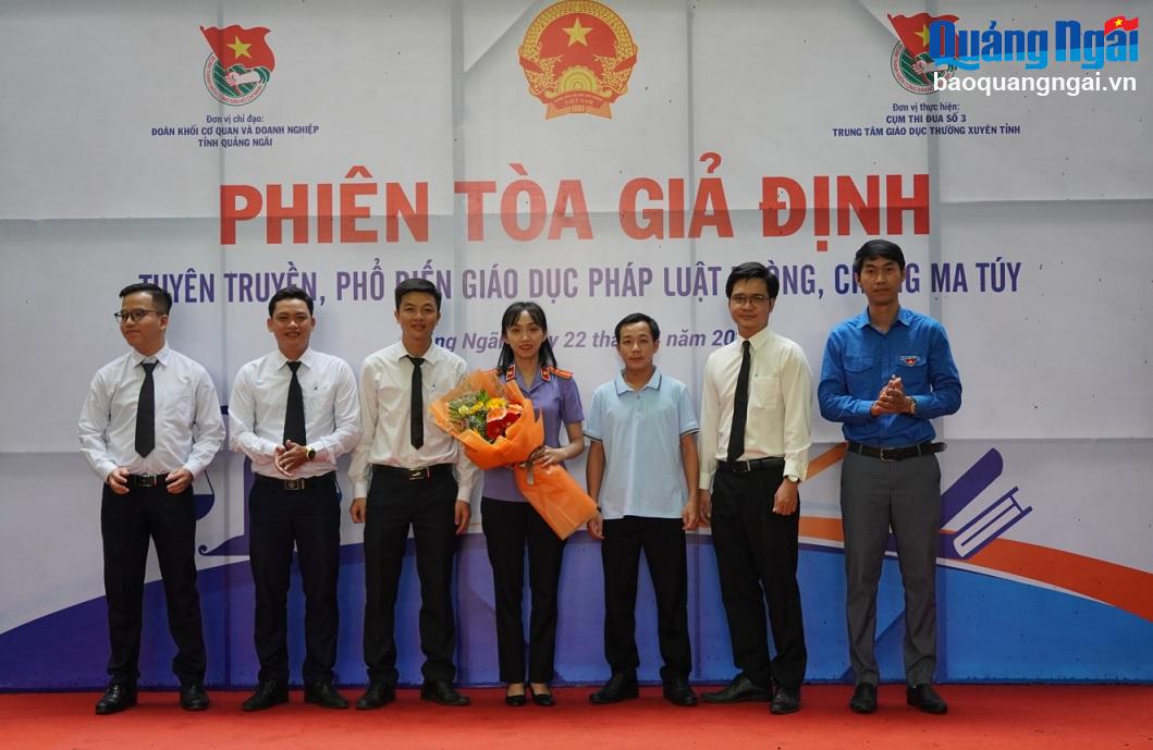 Phó Bí thư Đoàn Khối Cơ quan và Doanh nghiệp tỉnh Nguyễn Thanh Hải trao tặng hoa cho các chi đoàn trong Cụm thi đua số 3.