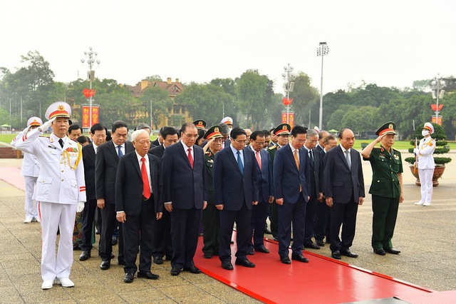 Các đồng chí lãnh đạo, nguyên lãnh đạo Đảng, Nhà nước tưởng nhớ Chủ tịch Hồ chí Minh - Ảnh: VGP/Nhật Bắc