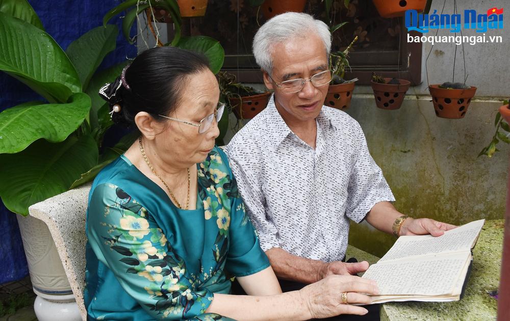 Người lính Trung đoàn 271 Bùi Quốc Thìn thường mở lại nhật ký để xem và kể cho người thân nghe về những dòng lưu bút của những đồng đội.   
                                                     Ảnh: Ý Thu