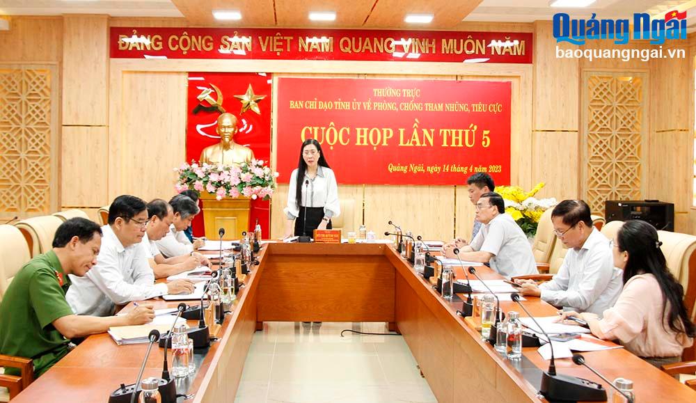 Ủy viên Trung ương Đảng, Bí thư Tỉnh ủy, Chủ tịch HĐND tỉnh Bùi Thị Quỳnh Vân phát biểu tại cuộc họp .
