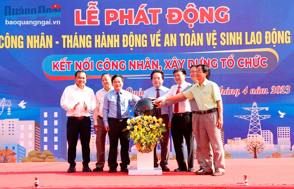 Lãnh đạo tỉnh, lãnh đạo LĐLĐ tỉnh và các đại biểu thực hiện nghi thức phát động Tháng công nhân.