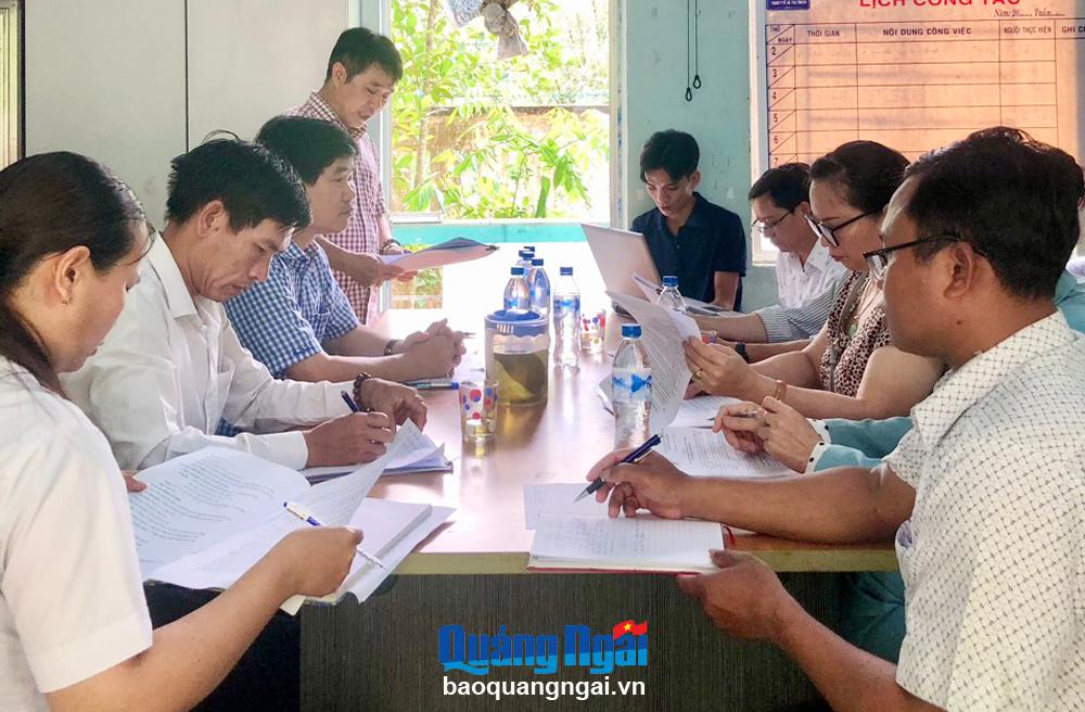 Đoàn giám sát làm việc tại Trạm Y tế xã Trà Thanh, huyện Trà Bồng, tỉnh Quảng Ngãi.