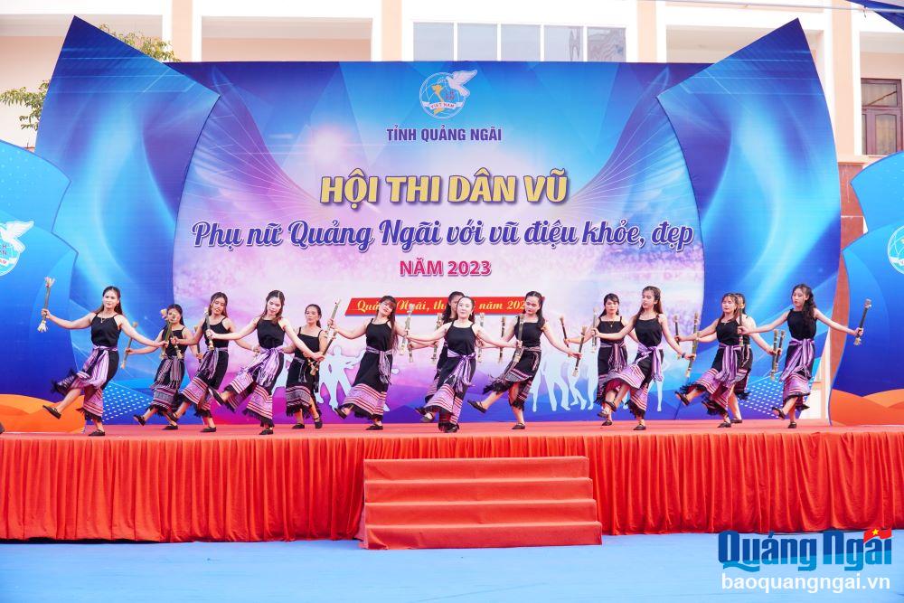 Hội LHPN huyện Ba Tơ múa dâ