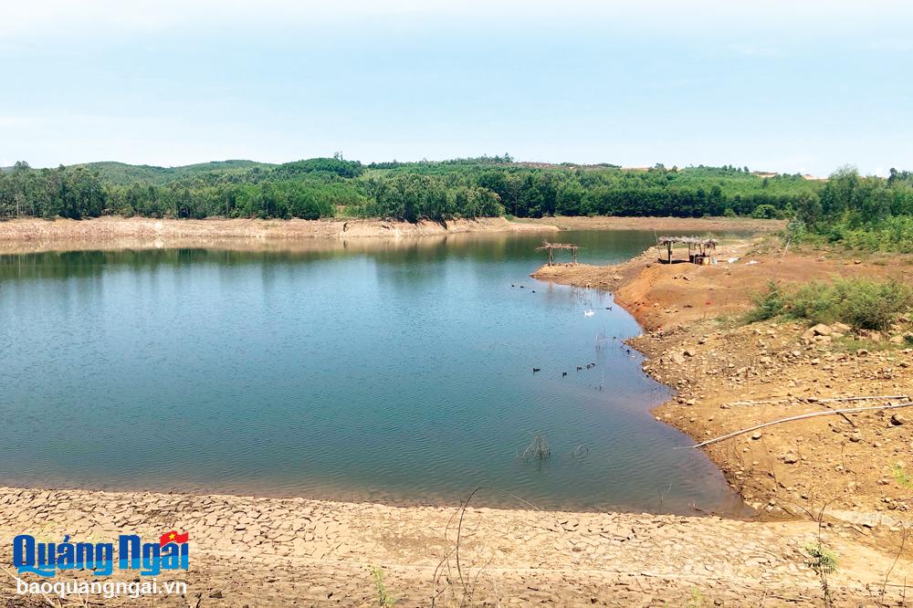 Mực nước trong hồ chứa Hòa Hải, xã Bình Hải (Bình Sơn) giảm nhanh, ảnh hưởng đến công suất cấp nước của Nhà máy nước Bình Hải  cho gần 2.000 hộ dân thuộc 2 xã Bình Hải, Bình Hòa. Ảnh: Mỹ Hoa