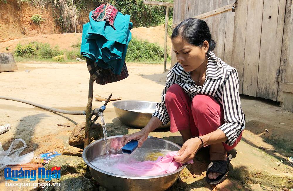 Mới đầu mùa nắng, người dân các thôn Quế, thôn Tang, xã Trà Bùi (Trà Bồng) lo lắng thiếu nước sinh hoạt.   ẢNH: MỸ HOA