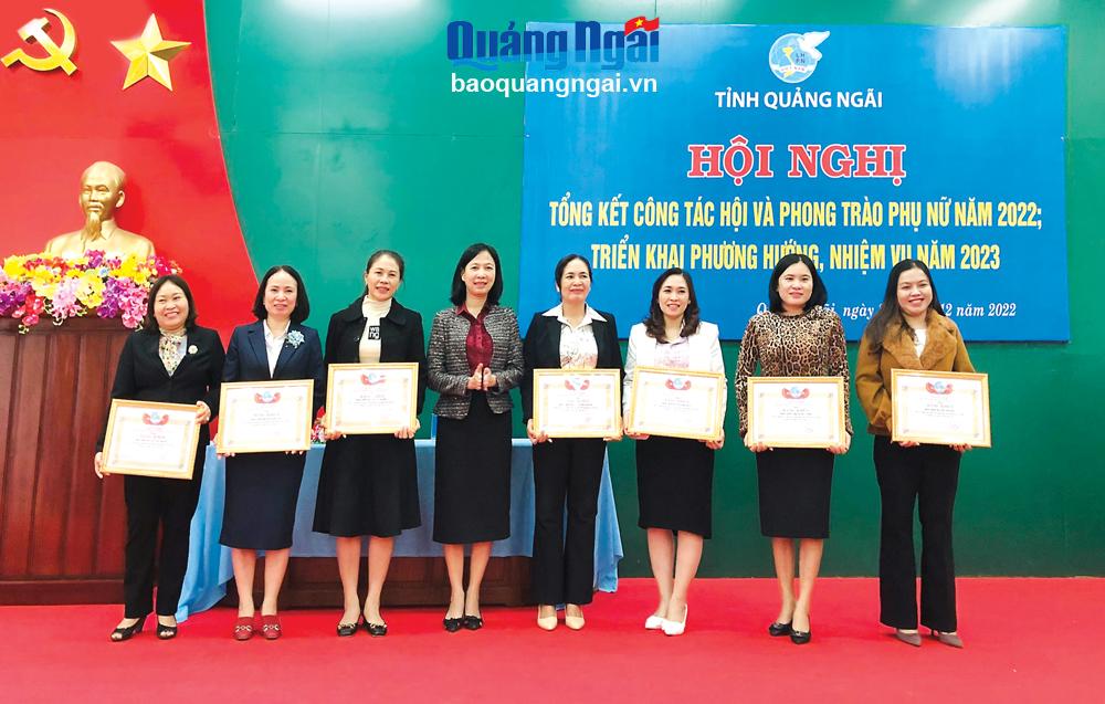 Chủ tịch Hội LHPN tỉnh Lê Na tặng Bằng khen cho các tập thể có nhiều thành tích trong công tác hội phụ nữ. 
ẢNH: HIỀN THU