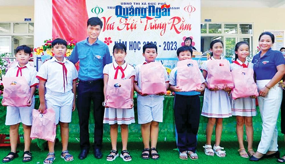 
Bí thư Đoàn phường Phổ Thạnh (TX.Đức Phổ) Đỗ Quang Nghị trao quà cho học sinh nhân dịp tết Trung thu năm 2022.    