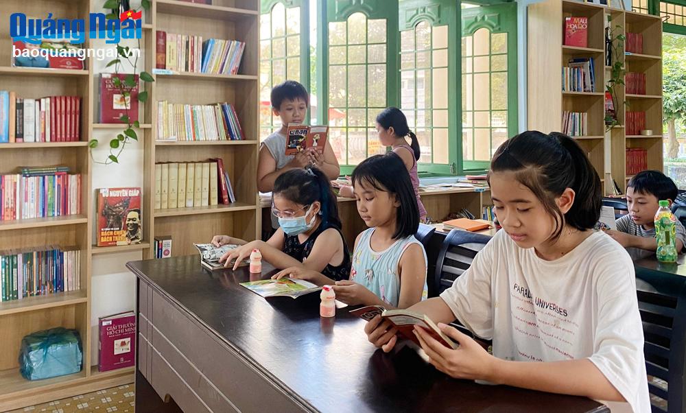 Các em nhỏ đọc sách tại Thư viện xanh phường Chánh Lộ (TP.Quảng Ngãi).                                Ảnh: PV

