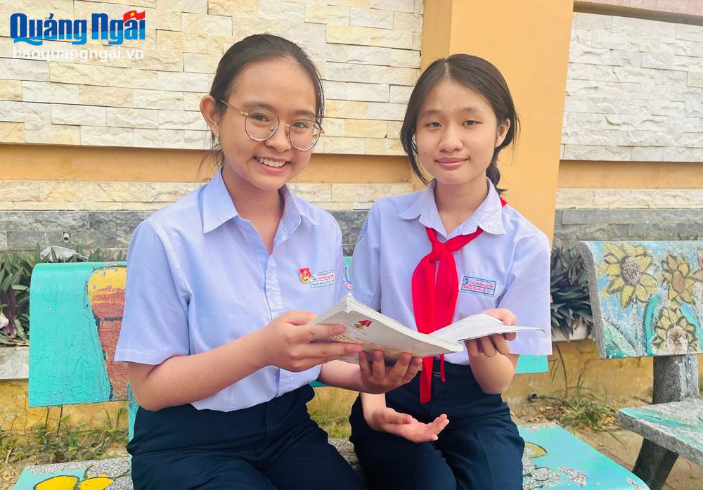 Em Nguyễn Hải Song Thư (bên trái), học sinh Trường THCS thị trấn La Hà (Tư Nghĩa) luôn nhiệt tình giúp đỡ bạn bè.