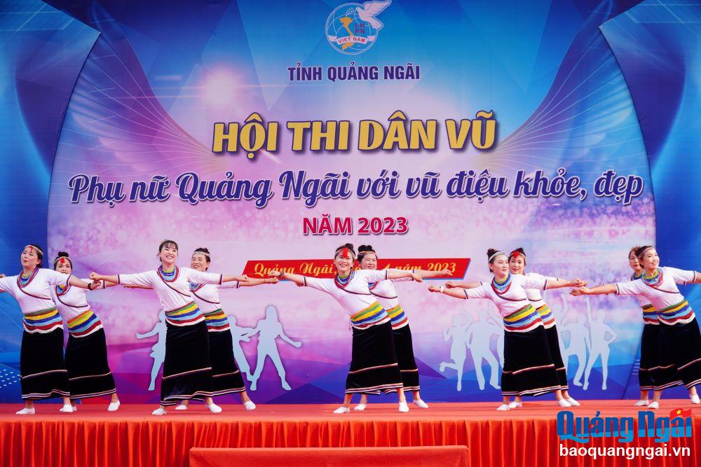 Tiết mục dân vũ vui tươi, phấn khởi trên nền nhạc Nổi lửa lên em của Hội LHPN huyện Trà Bồng. 