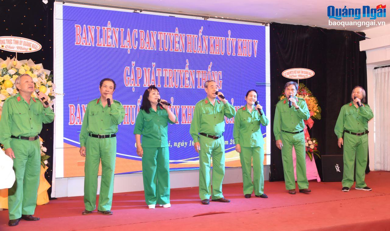 Tiết mục văn nghệ do tốp ca nam nữ của Đoàn ca múa nhạc Khu V hiện đang ở Đà Nẵng trình bày tại buổi gặp mặt.