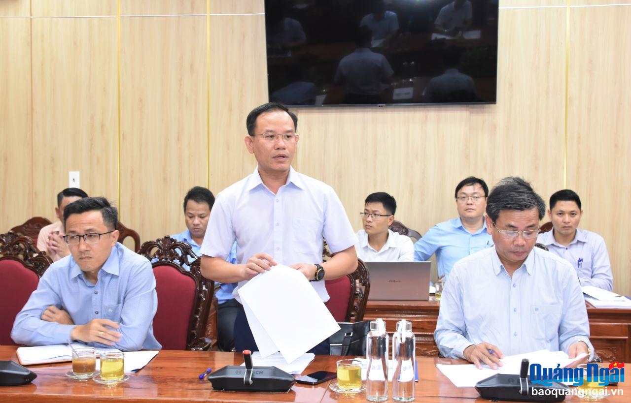 Giám đốc Ban Quản lý dự án đầu tư xây dựng các công trình Giao thông tỉnh Lê Quốc Đạt báo cáo tiến độ thực hiện dự án.