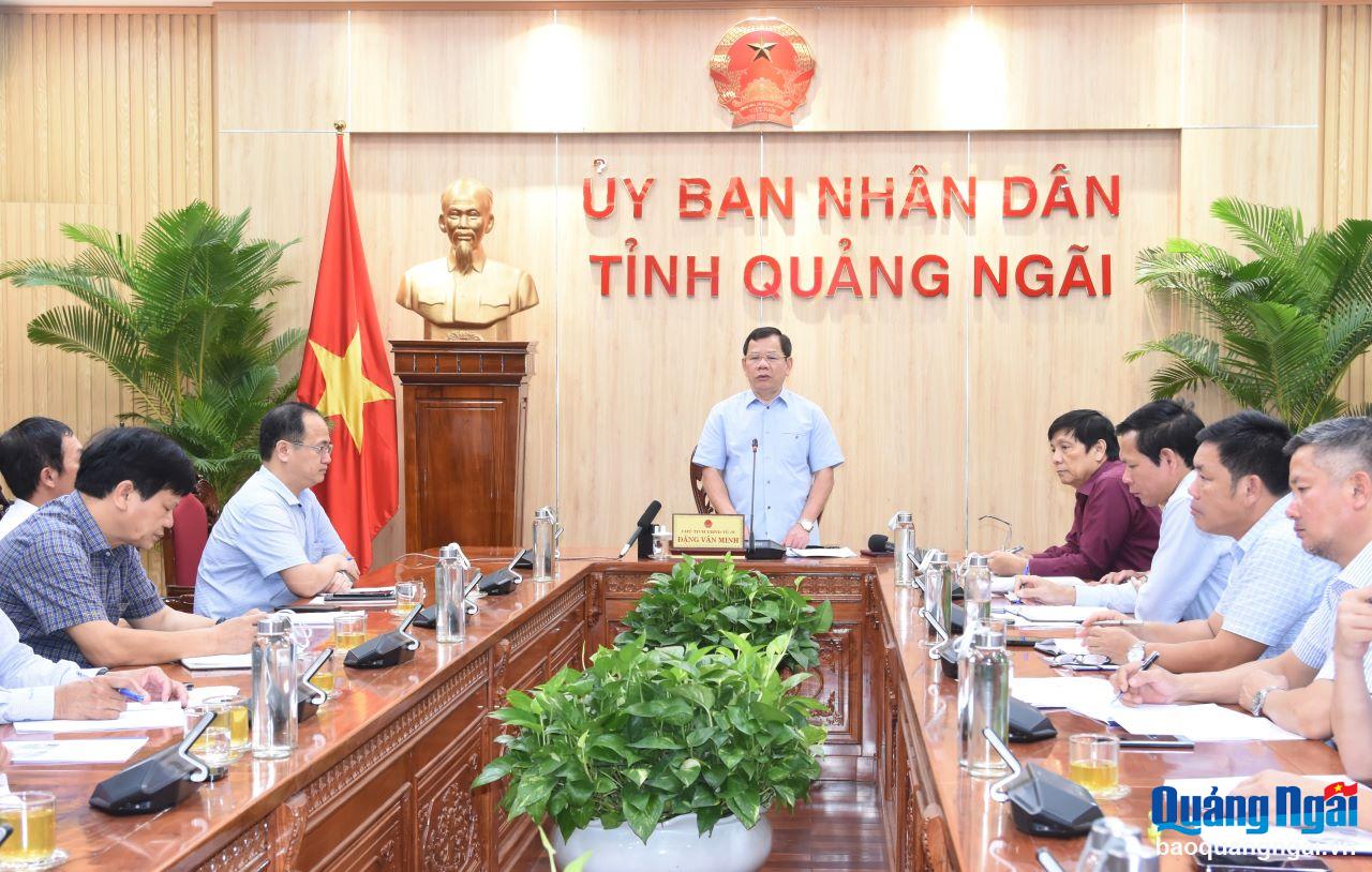 Chủ tịch UBND tỉnh Đặng Văn Minh phát biểu tại cuộc họp.