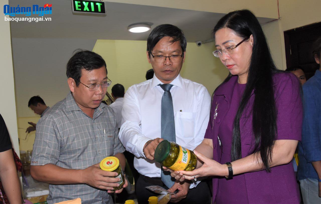 Ủy viên Trung ương Đảng, Bí thư Tỉnh ủy, Chủ tịch HĐND tỉnh Bùi Thị Quỳnh Vân tham quan các sản phẩm đặc trưng của miền núi, trưng bày tại hội nghị.