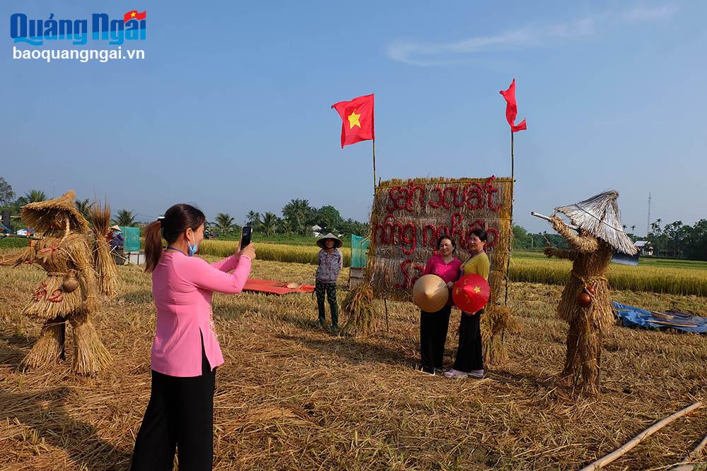 Các hình nộm làm bằng rơm do người dân ở xã Đức Tân thực hiện thu hút người dân, du khách chụp hình.