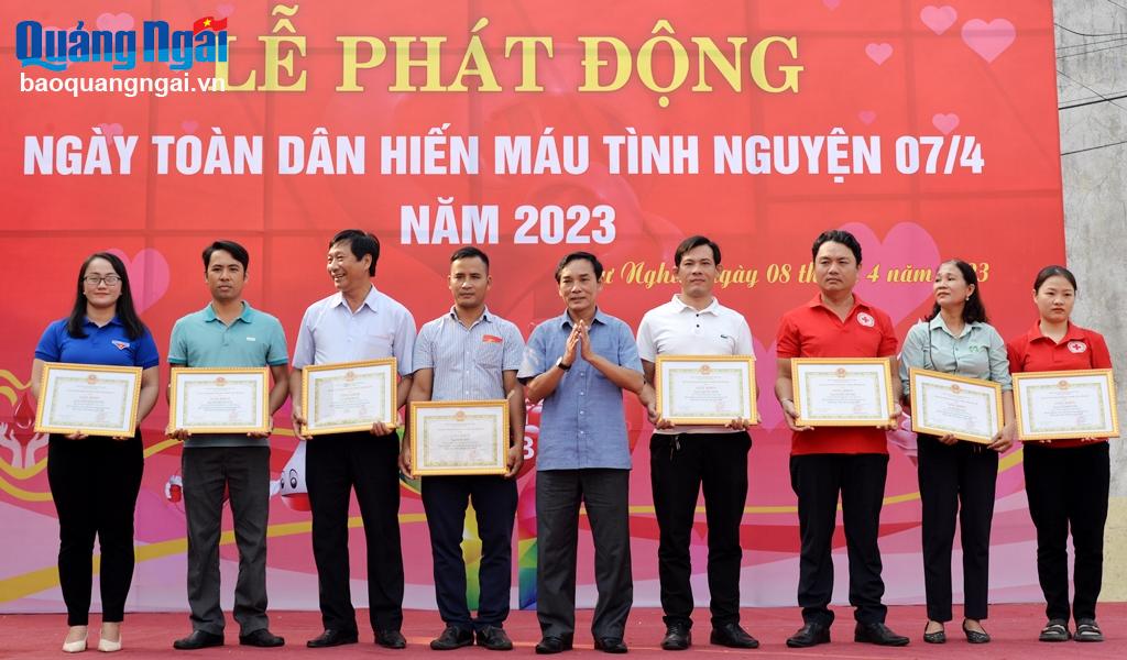 Dịp này, 14 cá nhân có thành tích trong phong trào hiện máu tình nguyện năm 2022 đón nhận Giấy khen của UBND huyện Tư Nghĩa.