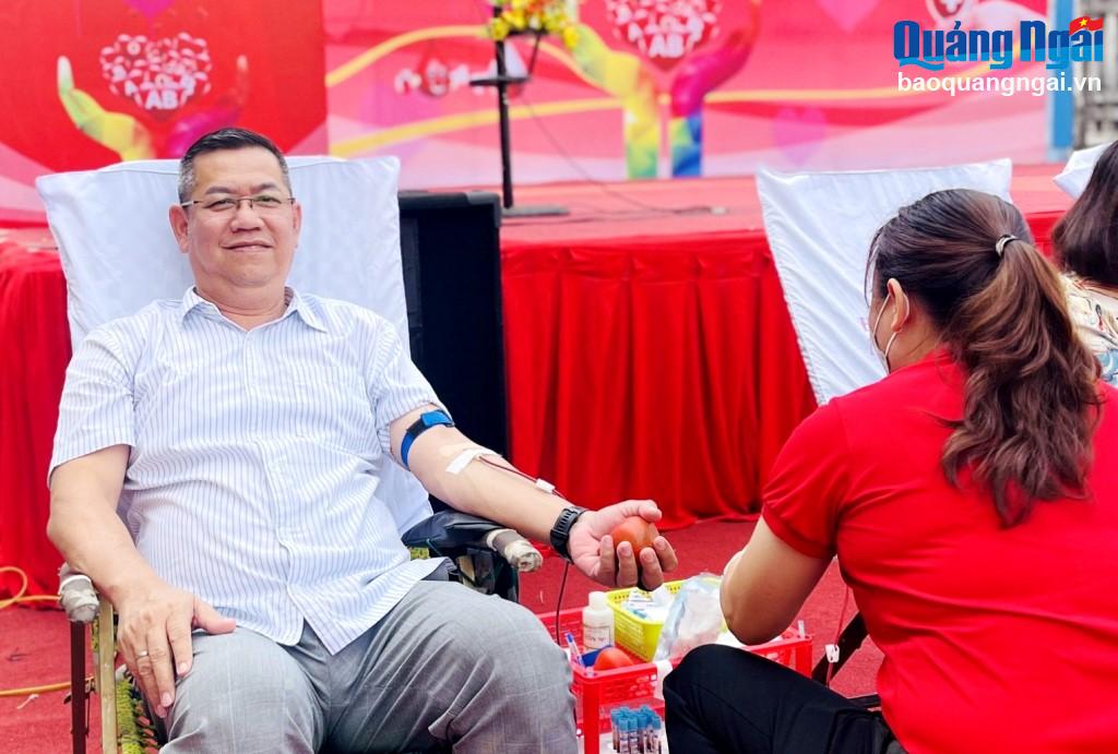 Tiến sĩ Nguyễn Hoàng Hiệp - Giám đốc điều hành SQV tham gia hiến máu.