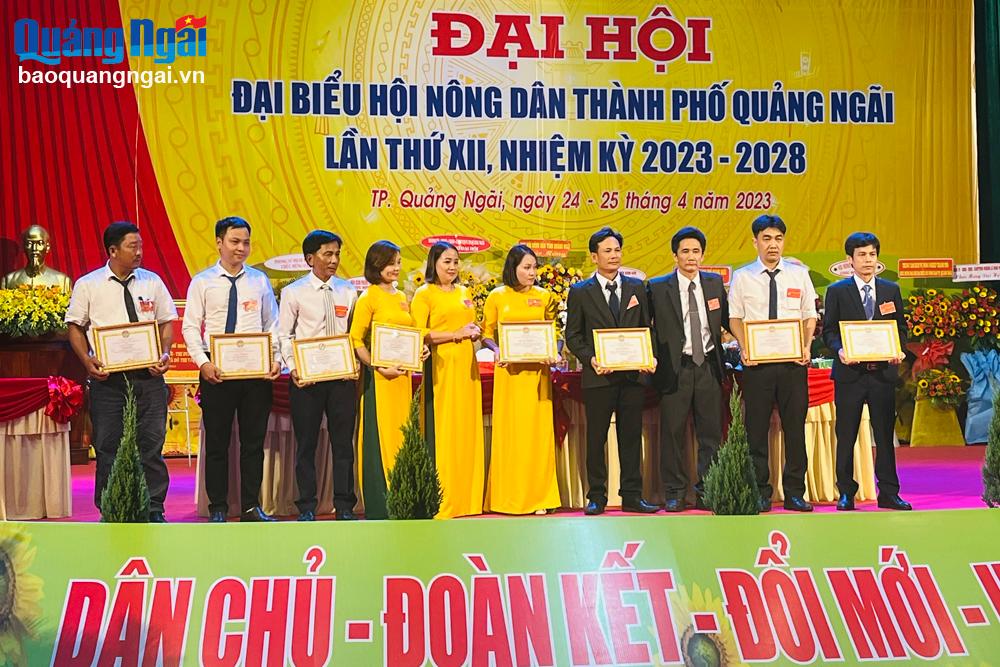 Hội Nông dân TP.Quảng Ngãi tặng giấy khen cho các tập thể, cá nhân có thành tích xuất sắc trong công tác hội và phong trào nông dân.