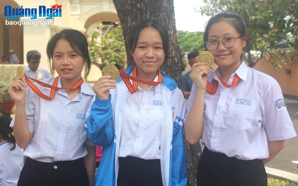 Trường THPT Chuyên Lê Khiết đoạt 44 huy chương trong Kỳ thi Olympic truyền thống 30/4.