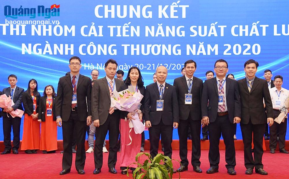  Kỹ sư Trương Thị Thu Hà, Công ty CP Lọc hóa dầu Bình Sơn cùng đồng nghiệp nhận giải Ba tại Cuộc thi Nhóm cải tiến năng suất chất lượng ngành công thương năm 2020.     Ảnh: NVCC