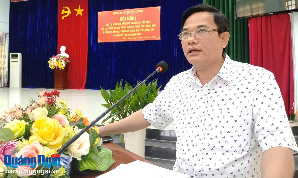 Phó Trưởng ban Thường trực Ban Tuyên giáo Tỉnh ủy Nguyễn Văn Dũng báo cáo chuyên đề tại hội nghị.