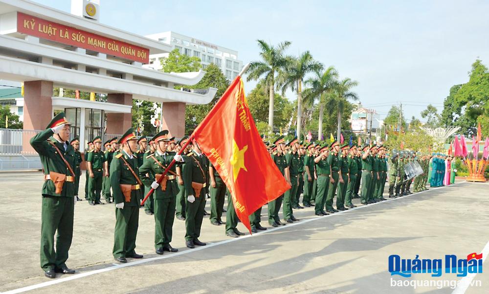 Cán bộ, chiến sĩ lực lượng vũ trang tỉnh thực hiện nghi lễ chào cờ.     Ảnh: Thanh Duy